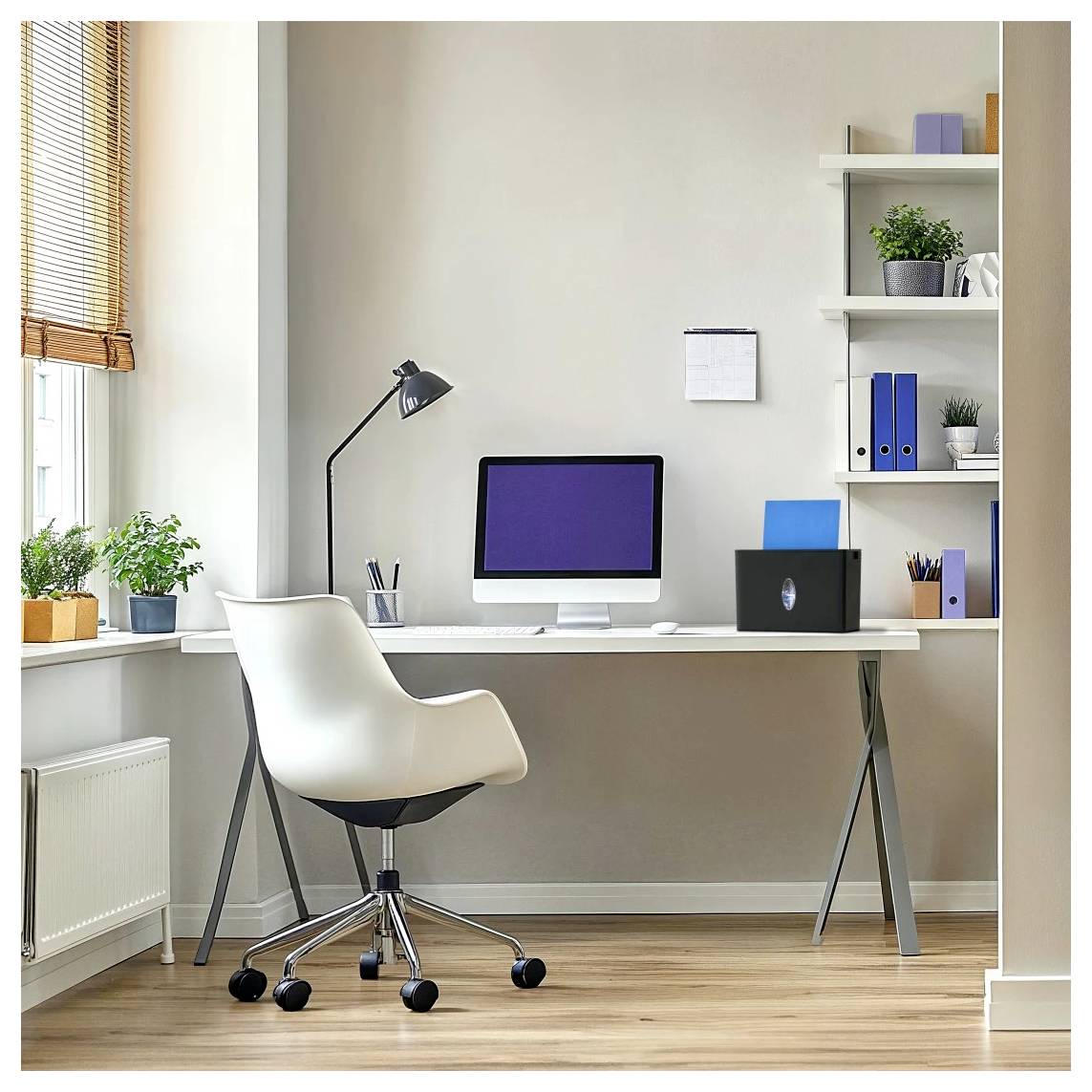 Ein modernes Home Office umfasst einen Schreibtisch mit einem Computer, einer Lampe und einem Stuhl. Regale mit Pflanzen und Ordnern dienen als Dekoration. Natürliches Licht strömt herein.