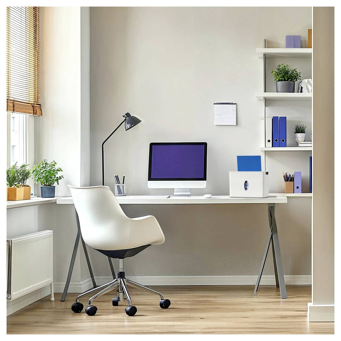 Ein modernes Home Office mit einem Computer auf einem Schreibtisch, einem weißen Stuhl, einer Lampe, Regalen mit Pflanzen und sortierten Akten.