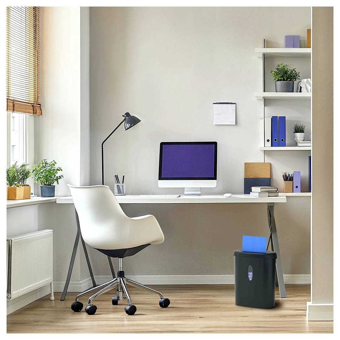 Modernes Homeoffice mit einem weißen Schreibtisch und Stuhl, Computer auf dem Schreibtisch, Regalen mit Pflanzen und Büchern und einem Papierkorb auf dem Boden.