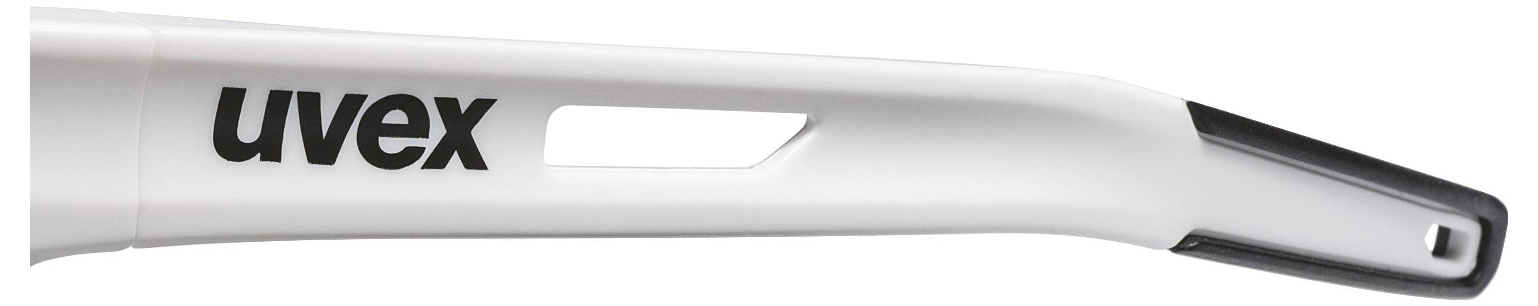 Eine Nahaufnahme des Arms einer weißen Sportbrille mit einem schwarzen 'uvex' Logo, der ein schlankes Design und einen kleinen Ausschnitt nahe dem Ende aufweist.