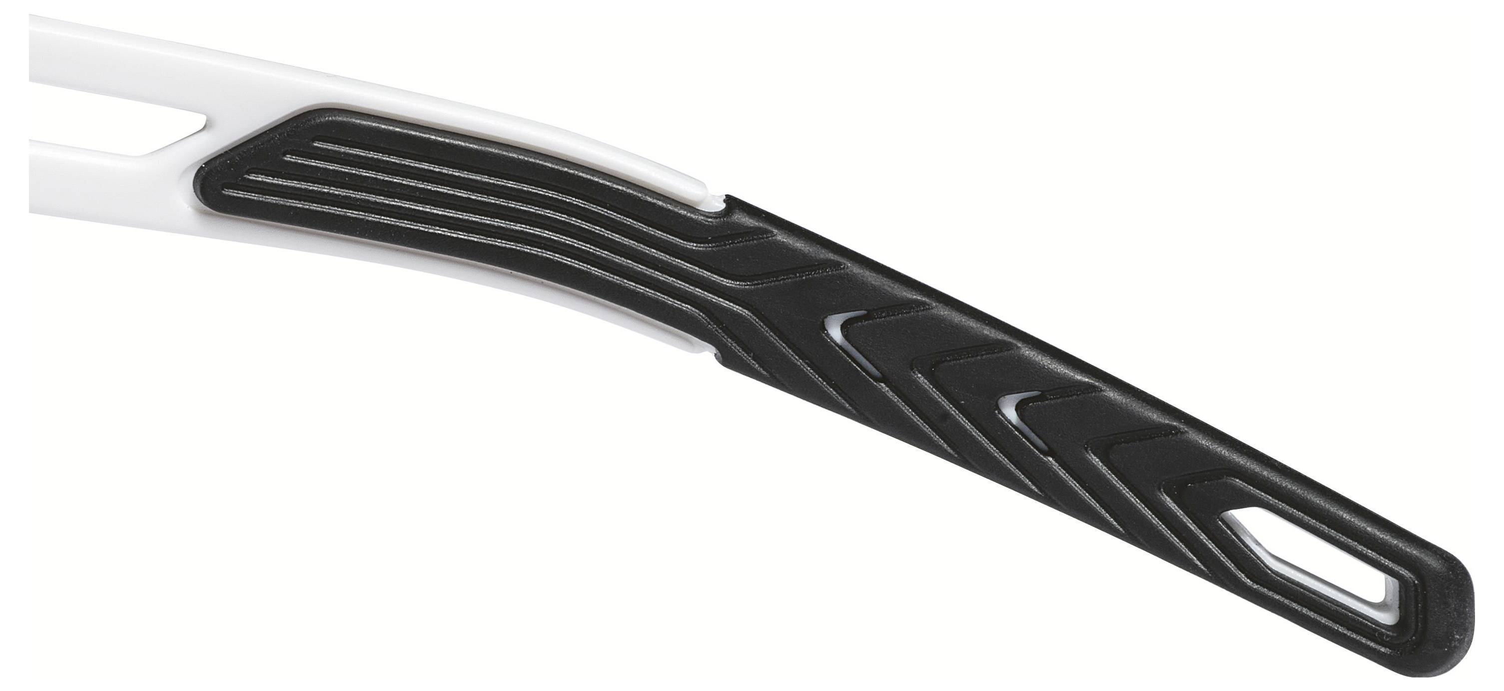 Eine Nahaufnahme eines schwarz-weißen Griffs mit elegantem, geschwungenem Design und strukturierter Griffoberfläche, vermutlich Teil eines Sportgeräts.