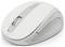 Eine weiße kabellose Computer-Maus mit Scrollrad und seitlichen Tasten, für rechtshändige Benutzer entwickelt.