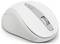 Eine weiße Computer-Maus mit Scrollrad und seitlicher Taste, aus einem schrägen Blickwinkel betrachtet.
