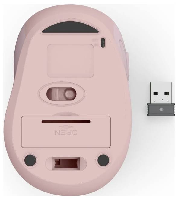 Eine rosa kabellose Computermaus wird von unten gezeigt, wobei ihr optischer Sensor, Einschalter, Batteriefach und ein USB-Empfänger daneben zu sehen sind.