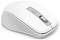 Eine weiße kabellose Computermaus mit einem grauen Scrollrad, von der Seite betrachtet.