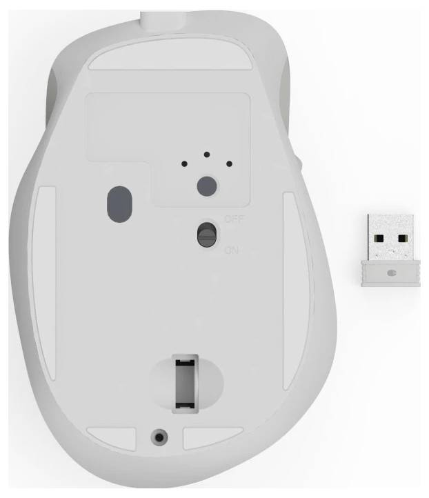 Unterseite einer Computermaus mit einem 'EIN/AUS'-Schalter, optischem Sensor und daneben liegendem USB-Empfänger.