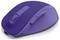 Eine lila kabellose Computermaus mit Scrollrad und zwei seitlichen Tasten, die für ergonomisches Bedienen entwickelt wurde.