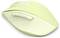 Eine hellgrüne kabellose Computermaus mit zwei seitlichen Tasten und einem Scrollrad, von der Seite betrachtet.
