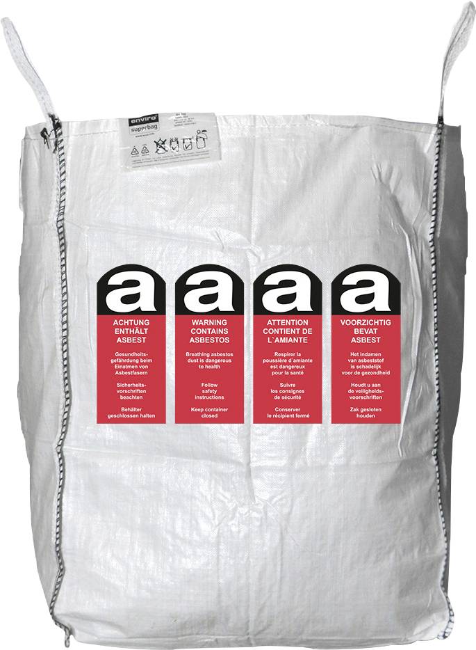 Ein großer weißer Sack, der mit roten Warnhinweisen in mehreren Sprachen gekennzeichnet ist, auf denen ‚Warnung Enthält Asbest' steht, der den Inhalt gefährlichen Materials anzeigt.