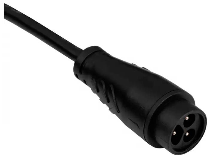 Ein schwarzer, dreipinniger Audio-Kabelstecker, der typischerweise für professionelle Audioausrüstung verwendet wird, vor einem weißen Hintergrund.
