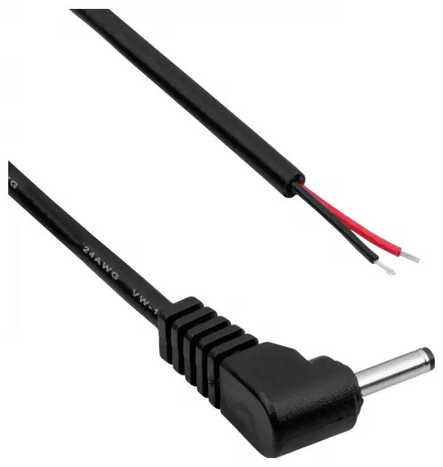 Ein schwarzes Gleichstromkabel mit einem Stecker im rechten Winkel und zwei freiliegenden Kabeln in Rot und Schwarz am gegenüberliegenden Ende für elektrische Anschlüsse.