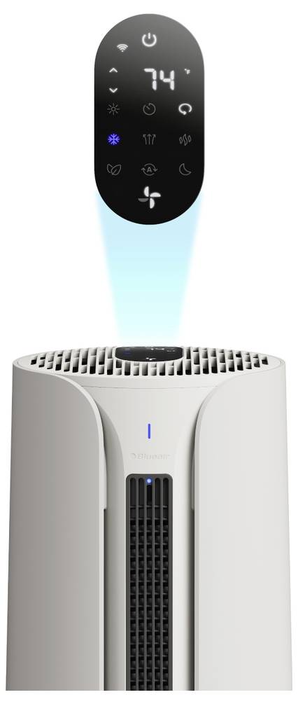 Schwarze digitale Fernbedienung über einem weißen Turmventilator zeigt '74'. Die Fernbedienung verfügt über Bedienelemente für Ein/Aus, Temperatur, Modus und Gebläsedrehzahl.