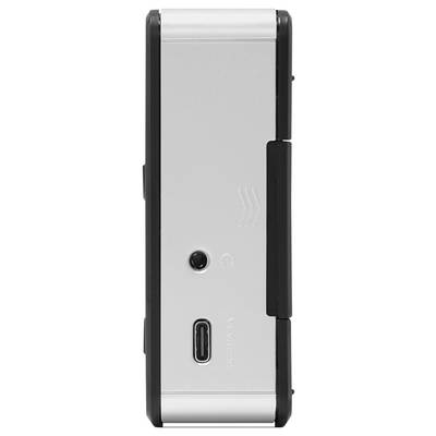 Eine Nahaufnahme der Seite eines Geräts mit einem USB-C-Anschluss und einem Kopfhöreranschluss auf einer metallfarbenen Oberfläche.