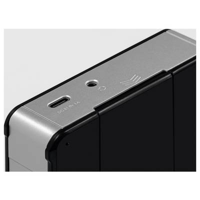Nahaufnahme eines Geräts mit einem USB-C-Anschluss und der Beschriftung „DC IN 5V 1A", die auf einem metallfarbenen Randpanel die Eingangsspezifikationen anzeigt.