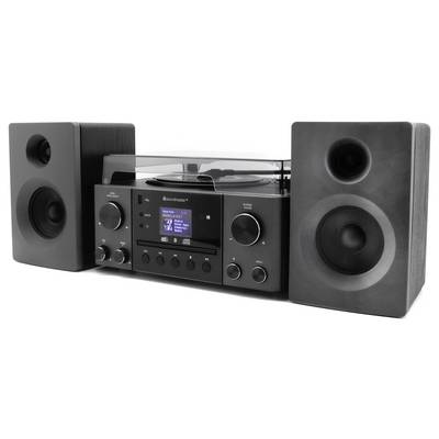 Ein schwarzes Stereosystem mit einem Plattenspieler, digitaler Anzeige mit der Aufschrift ‚Now Playing' und zwei Lautsprechern, vor einem weißen Hintergrund.