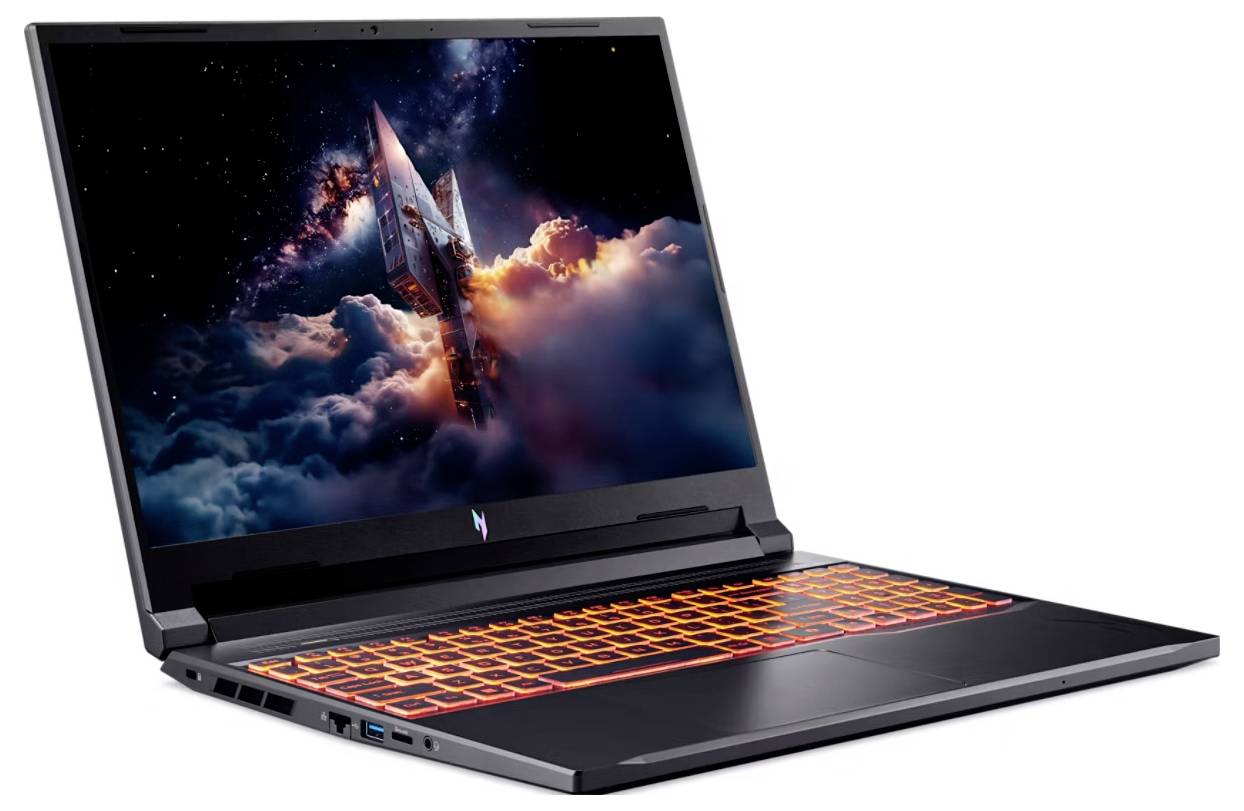 Ein Gaming-Laptop mit einer beleuchteten orangefarbenen Tastatur, auf dessen Bildschirm eine lebhafte Weltraumszene zu sehen ist, die ein Raumschiff zwischen Wolken zeigt.