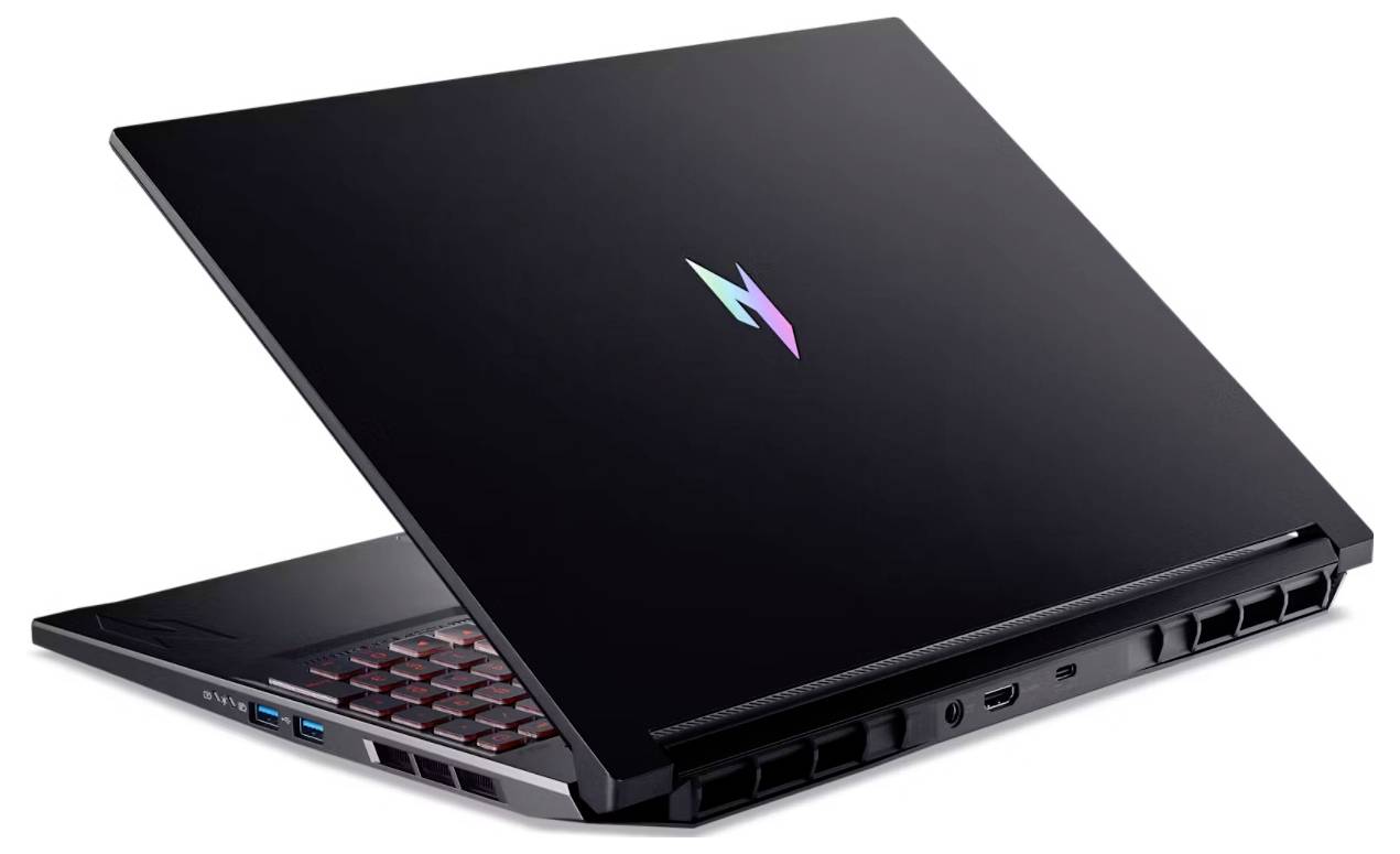 Ein schlankes schwarzes Laptop, halb geöffnet, mit einem bunten Logo auf seinem Deckel. Das Laptop zeigt sichtbare Anschlüsse an der Rückseite und den Seiten.