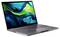 Ein schlankes, offenes silbernes Laptop mit einer lebendigen, abstrakten Tapete, die auf dem Bildschirm geschwungene blaue und grüne Muster zeigt, in einem leichten Winkel positioniert.