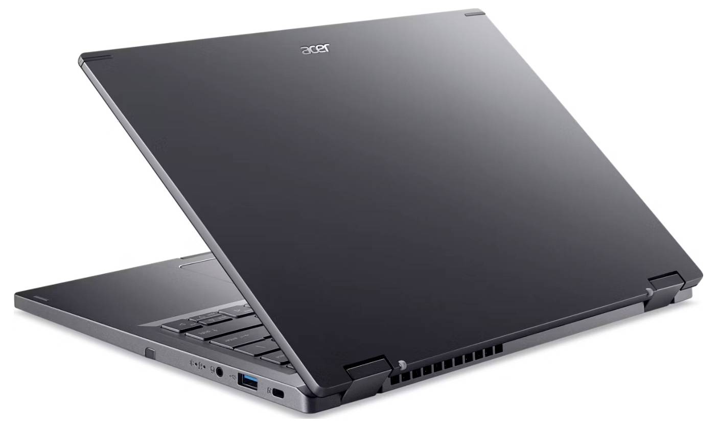 Ein schwarzer Acer-Laptop, teilweise geöffnet, präsentiert sein schlankes Design mit sichtbarer Tastatur und USB-Anschluss, vor einem weißen Hintergrund.
