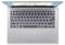 Offener silberner Laptop aus Draufsicht, der eine vollständige QWERTZ-Tastatur und einen Bildschirm mit einer Website in leuchtenden Farben zeigt.