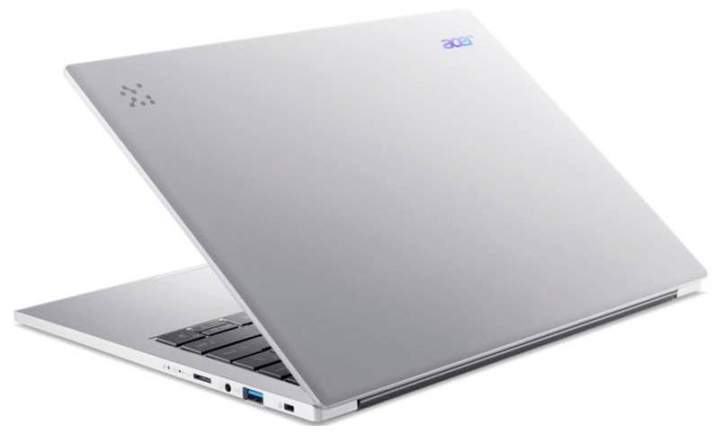 Ein silberner Laptop, leicht geöffnet, präsentiert ein schlankes Profil mit sichtbaren Anschlüssen an der Seite. Das Markenlogo befindet sich oben rechts auf dem Deckel.
