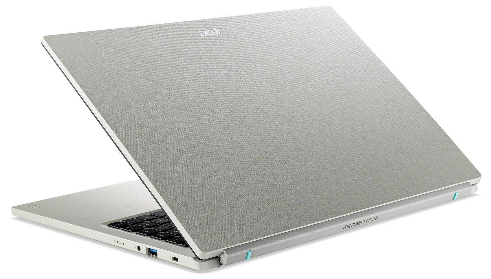 Ein schlanker, teilweise geöffneter silberner Laptop, der eine schwarze Tastatur und einen kleinen Ausschnitt von Anschlüssen zeigt, auf einem weißen Hintergrund.
