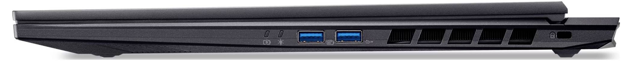 Seitenansicht eines geschlossenen schwarzen Laptops mit zwei blauen USB-Anschlüssen und Lüftungsschlitzen, die die Konnektivitätsoptionen und das Kühlsystemdesign hervorheben.