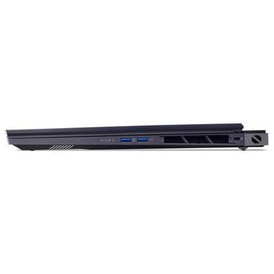 Seitenansicht eines geschlossenen Laptops, die USB-Anschlüsse und Lüftungsschlitze auf der linken Seite zeigt und damit die Konnektivitäts- und Belüftungsmerkmale des Geräts verdeutlicht.