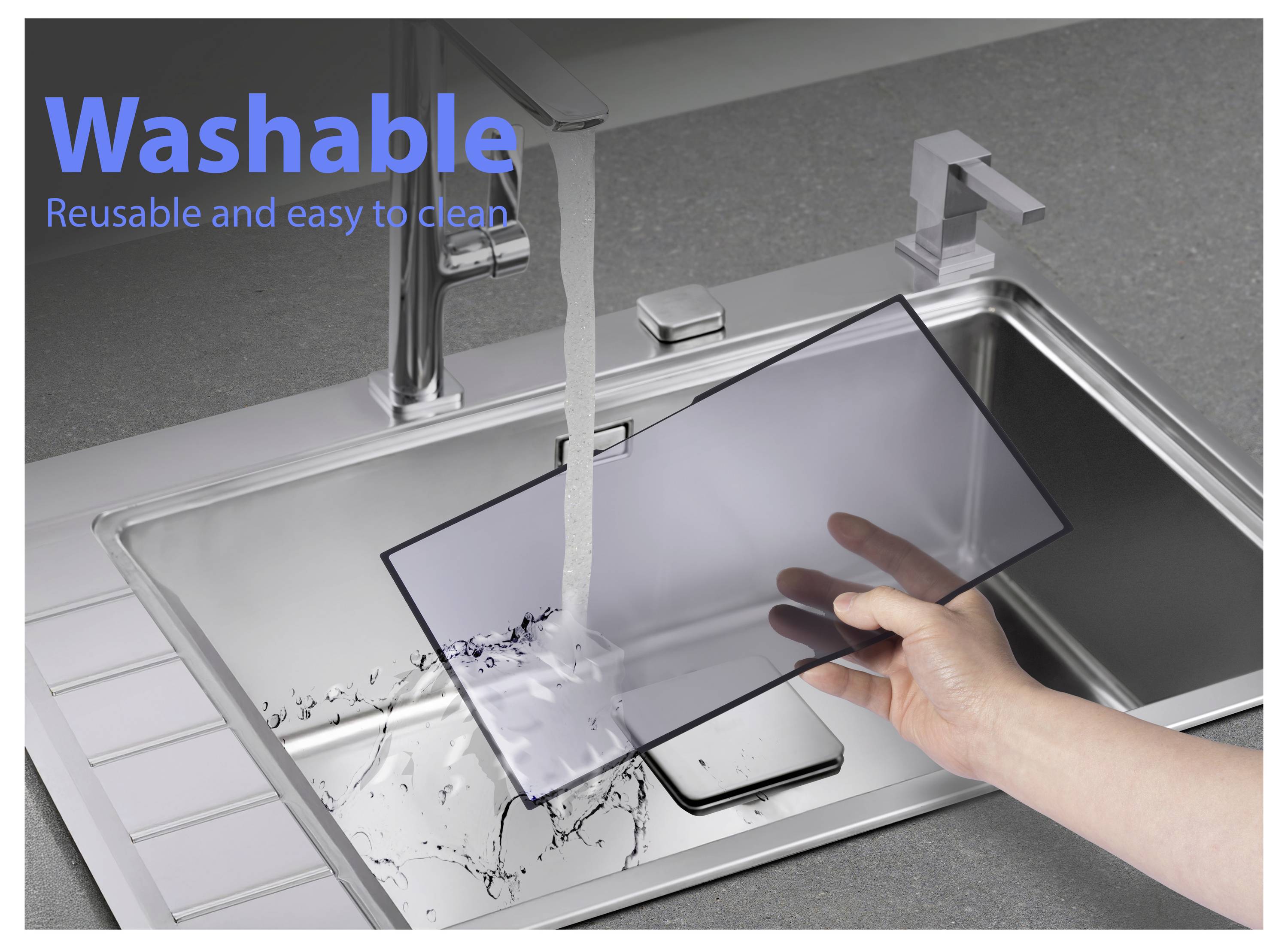 Eine Hand spült ein waschbares, wiederverwendbares Panel unter einem Wasserhahn in einem Edelstahlspülbecken ab, mit Text, der lautet: „Waschbar. Wiederverwendbar und leicht zu reinigen."