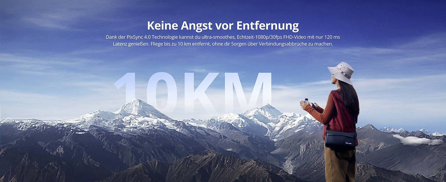 Ein Mensch mit Hut steuert eine Drohne und steht auf einem Berggipfel. Der Text liest sich auf Deutsch: „Keine Angst vor Entfernung" und betont die Reichweitenfähigkeit.