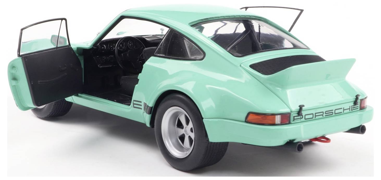 Ein mintgrünes Vintage-Sportwagenmodell mit offenen Türen, das sein Interieur, sein schlankes Design und das klassische Porsche-Hecklogo präsentiert.