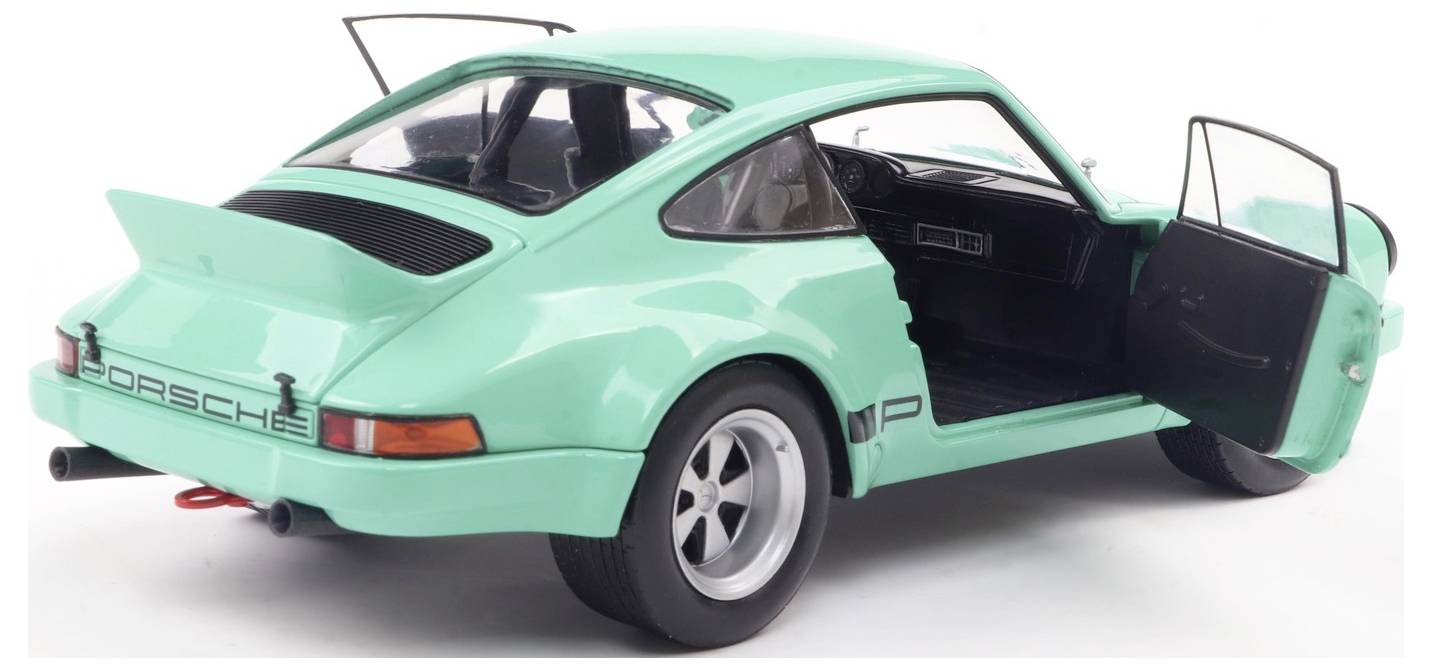 Ein grünes Spielzeugauto, gestaltet als klassisches Sportwagenmodell, wird mit geöffneten Türen gezeigt, wobei die Innendetails und der elegante Design hervorgehoben werden.