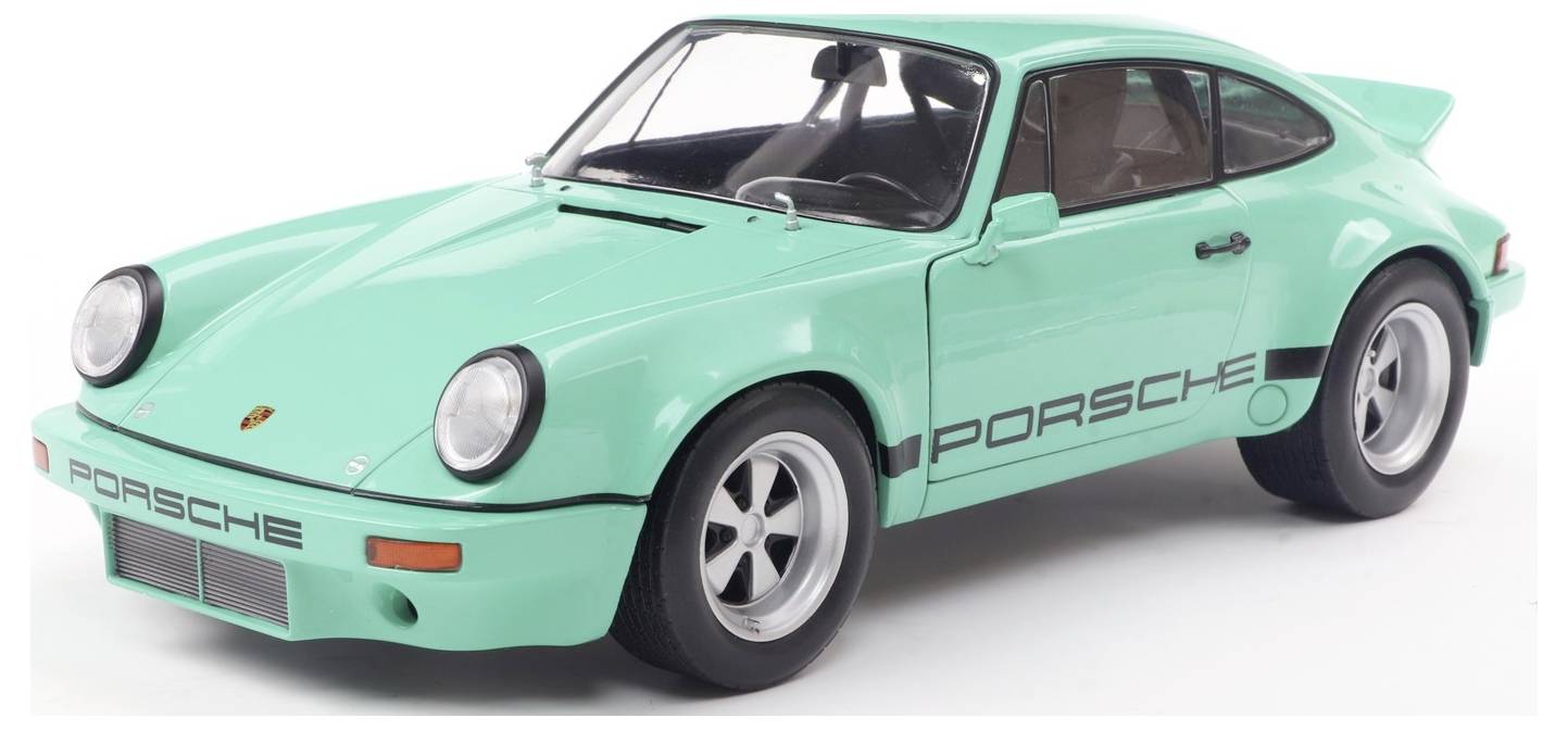 Ein mintgrünes Vintage-Sportwagen-Modell mit der Aufschrift 'Porsche' an den Seiten, das klassisches Design und abgerundete Scheinwerfer präsentiert.