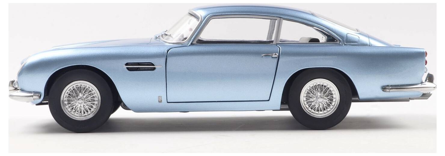 Eine Seitenansicht eines blauen Vintage-Sportwagen-Modells mit elegantem Design, abgerundeten Kanten und Speichenrädern, die vor einem schlichten Hintergrund platziert sind.