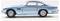 Eine Seitenansicht eines blauen Vintage-Sportwagen-Modells mit elegantem Design, abgerundeten Kanten und Speichenrädern, die vor einem schlichten Hintergrund platziert sind.