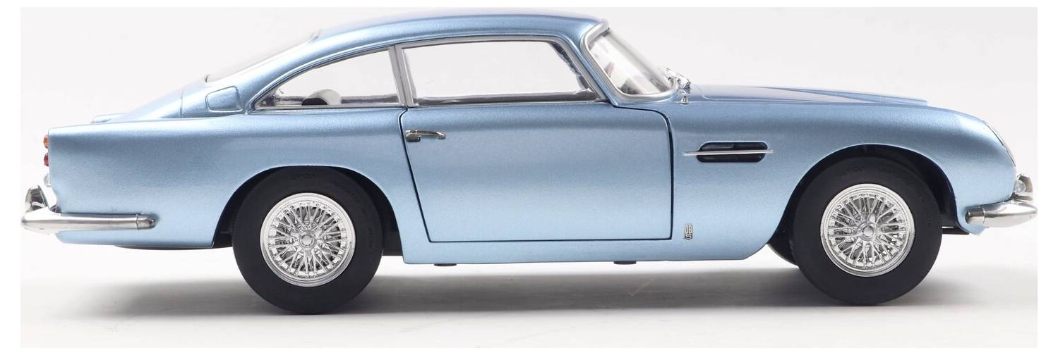 Ein klassisches blaues Spielzeugautomodell, das einen Vintage-Sportwagen nachahmt, mit Chrom-Details, von der Seite betrachtet, das seinen eleganten Entwurf zur Geltung bringt.