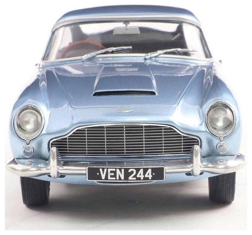 Ein hellblauer Oldtimer, von vorne betrachtet, mit einer Kennzeichenplatte 'VEN 244' und Chrom-Details.