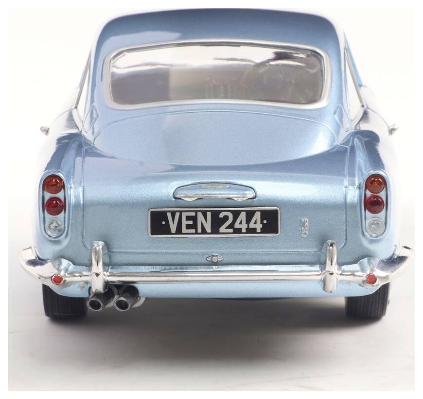 Ein hellblauer Oldtimer wird von hinten gezeigt, mit Chromdetails und einem Nummernschild mit der Aufschrift 'VEN 244'.
