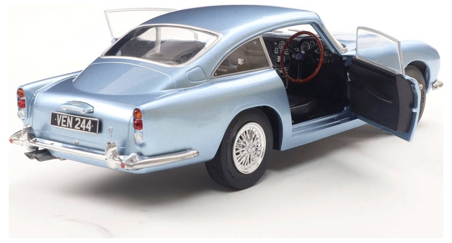 Ein Modell eines klassischen blauen Autos mit offenen Türen, das sein Vintage-Design und das detaillierte Interieur zur Schau stellt. Das Nummernschild lautet "VEN 244".