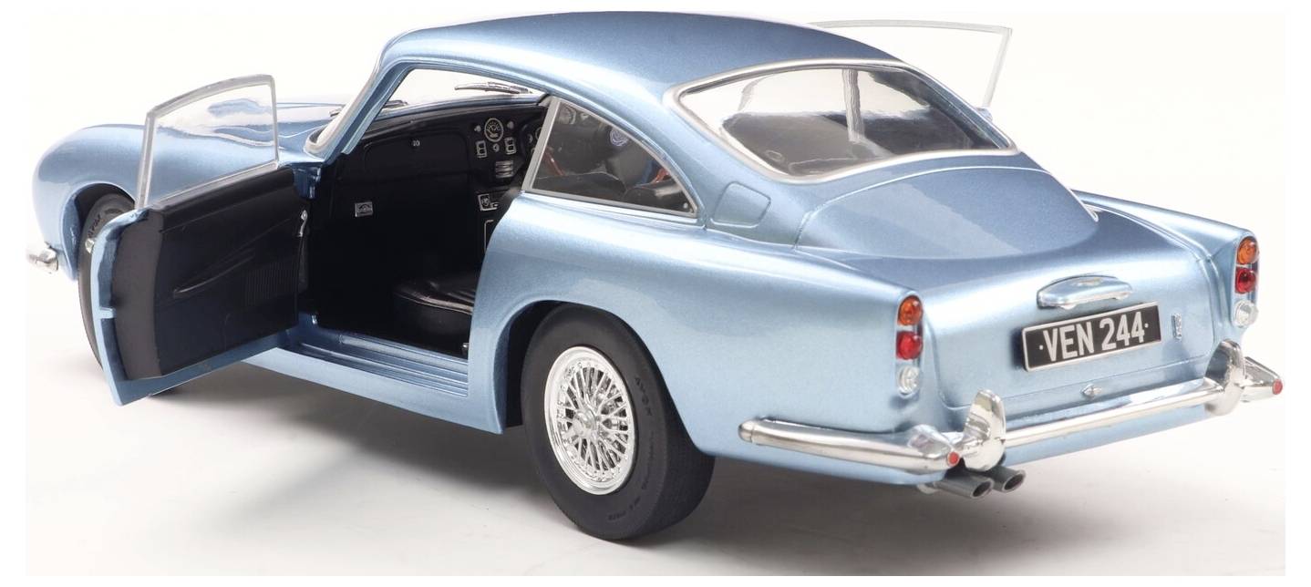 Ein blauer Oldtimer mit geöffneten Türen, der ein Vintage-Design präsentiert. Das Nummernschild lautet ‚VEN 244'.