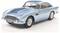 Ein hellblauer Vintage-Sportwagen mit Chromdetails und sichtbarem Fahrersitz, der das klassische Design der Mitte des 20. Jahrhunderts ausstrahlt.