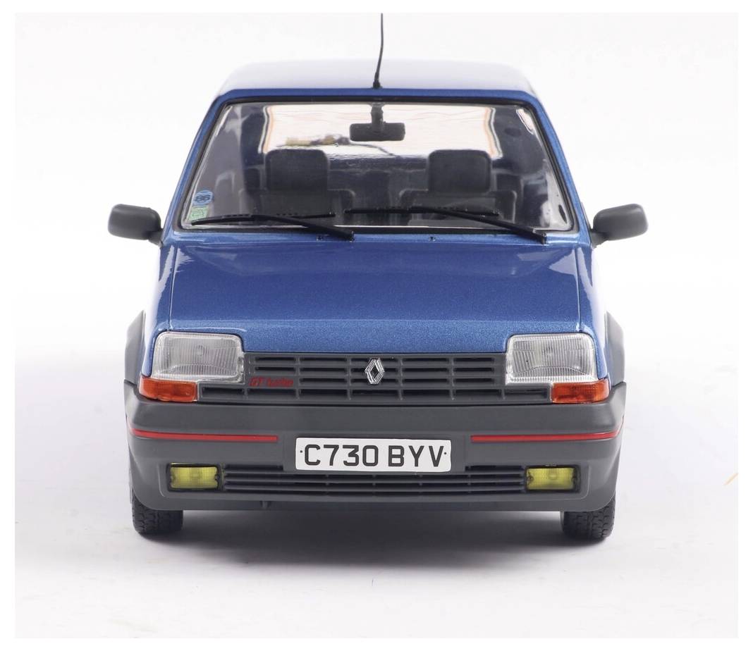 Ein blauer Kompaktwagen, von vorne betrachtet, mit einem sichtbaren Nummernschild, das 'C730 BYV' zeigt. Der Wagen verfügt über rechteckige Scheinwerfer.