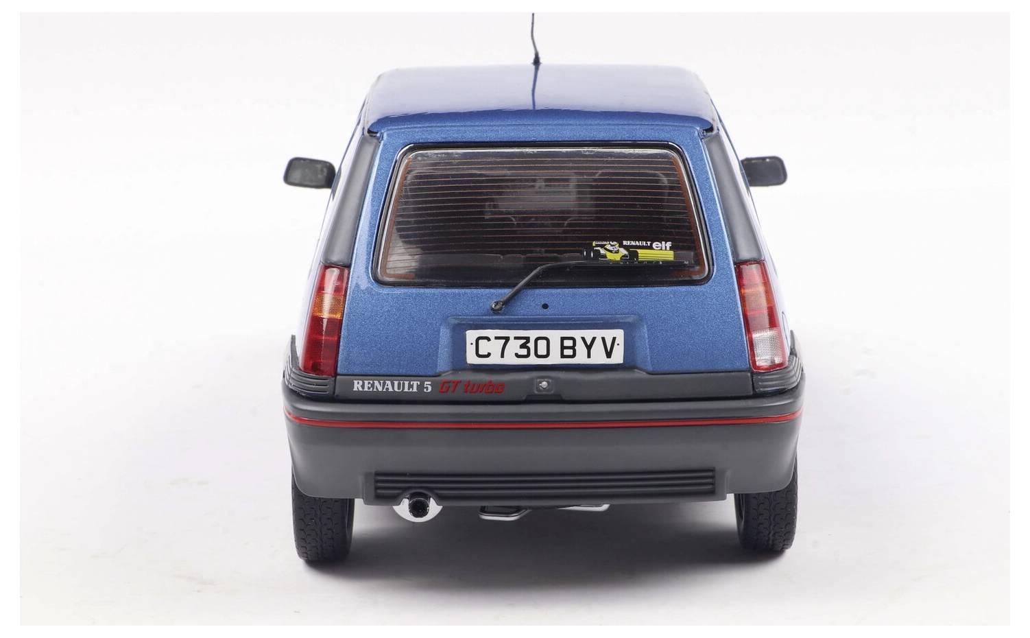 Ein blauer Renault 5 GT Turbo-Modell von hinten, mit Fensterdekals und dem Nummernschild 'C730 BYV'.