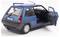 Ein blauer Retro-Schrägheckwagen mit geöffneten Türen, der das Interieur zeigt. Das Auto ist in einem Winkel positioniert, wodurch sein kompaktes Design betont wird.