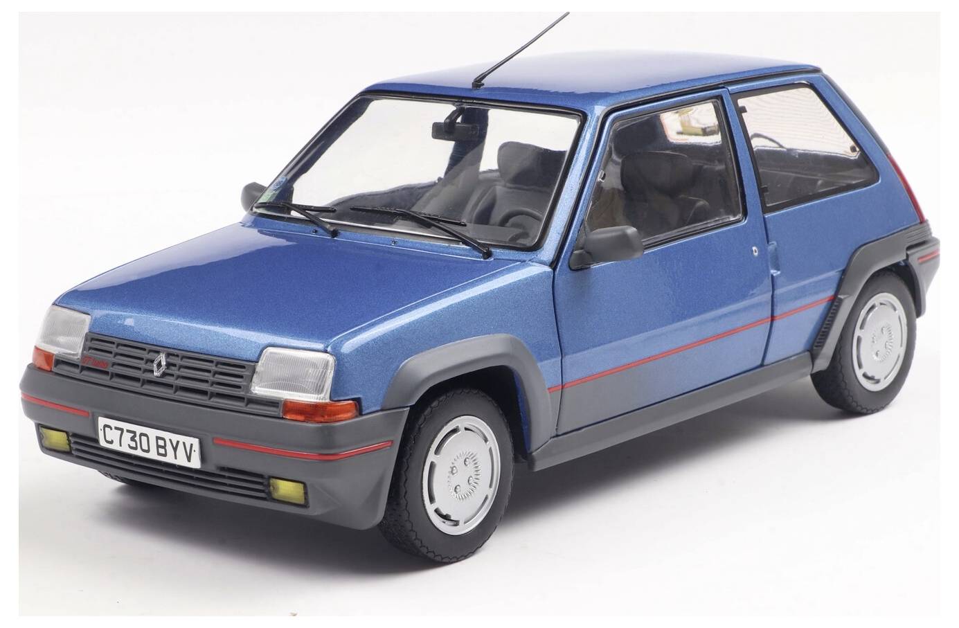 Ein blauer kompakter Wagen mit eckiger Bauweise, mit einem vorderen Nummernschild mit der Aufschrift 'C730 BYV'. Das Auto wird aus einem vorderen Linken Blickwinkel gezeigt.