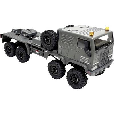 Ein großes graues Modell-LKW mit überdimensionalen Reifen, detaillierter Außenansicht und orangefarbenen Leuchten steht auf einer Geländebasis.