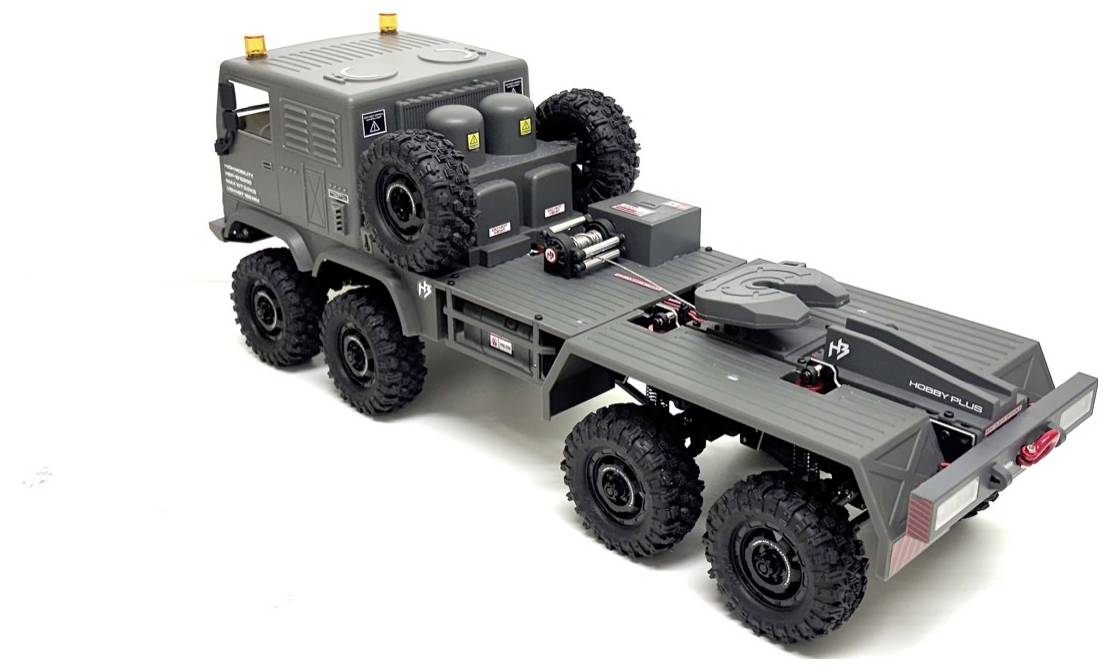 Ein detailliertes Modell eines sechsrädrigen Militärlastwagens mit Geländereifen, mit einem montierten Ersatzreifen auf der Ladefläche, von hinten betrachtet.