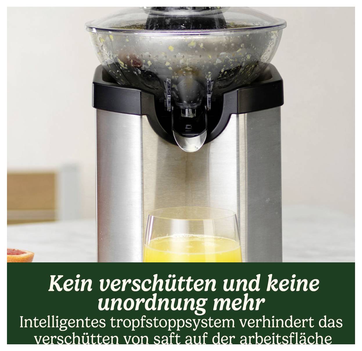 'Silberner Entsafter auf Arbeitsfläche; Glas frisch gepresster Saft vorne. Text: Kein Verschütten mehr dank intelligentem Tropfstopp.'