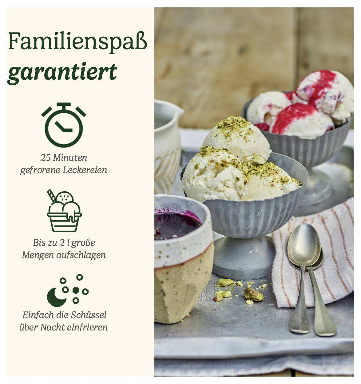 'Eisbecher mit Pistazien und Erdbeersoße auf einem Tisch. Text: Familienspaß garantiert. 25 Minuten gefrorene Leckereien.'