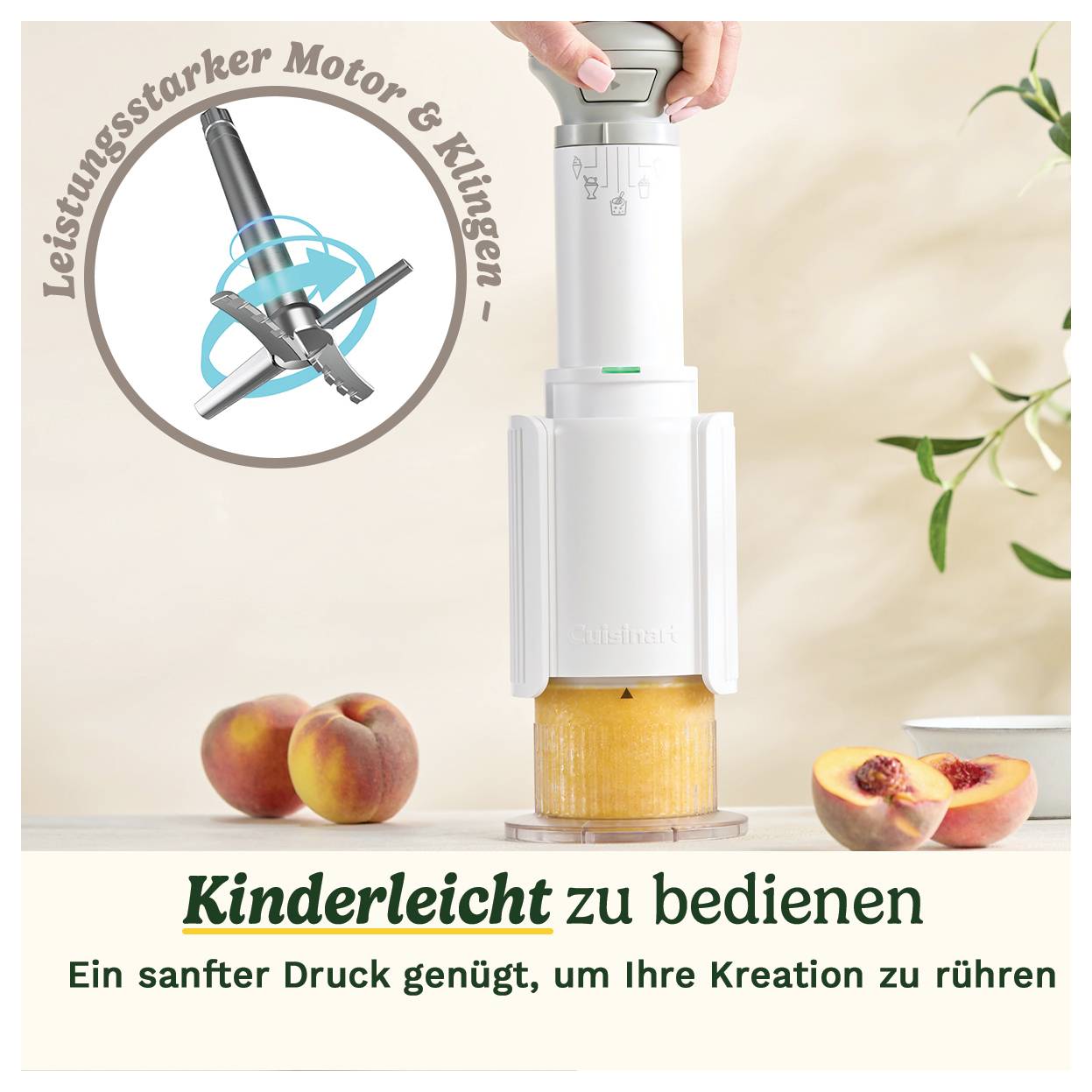 Eine Staubbinküchenmaschine pulverisiert einen Pfirsich, mit der Aufschrift 'Kinderleicht zu bedienen'. Im Hintergrund sind Pfirsiche zu sehen.